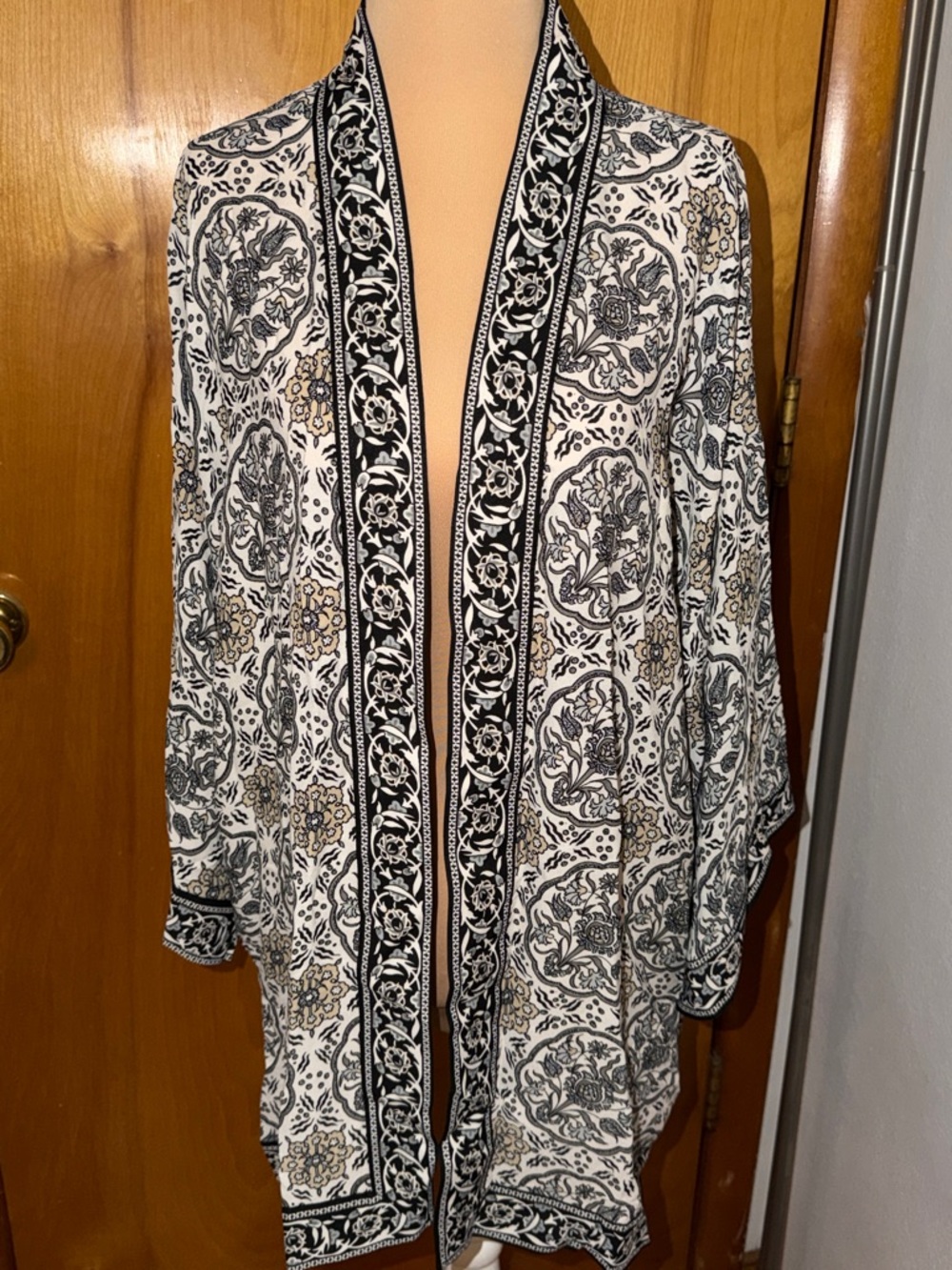 Max Studio Kimono Style Top in neutral colors (black, white, tan) - size large